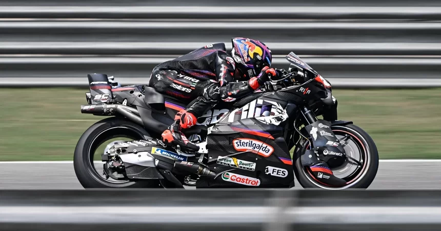 Aprilia lidera el primer test MotoGP 850cc con Pirelli en Brno Marquez cae sin lesiones