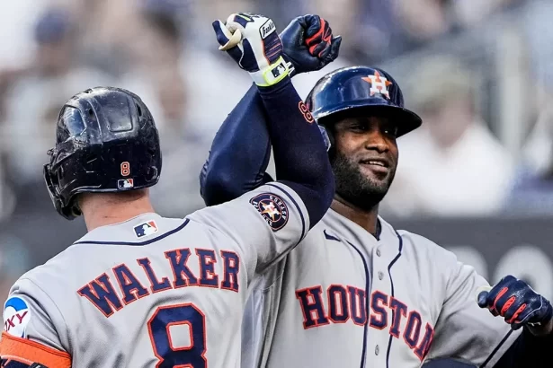 Astros remontan tres carreras y roban el juego en Kansas City