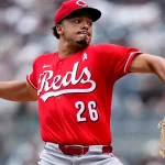 Burns frena a los Yankees y los Rojos se llevan el domingo en el Bronx