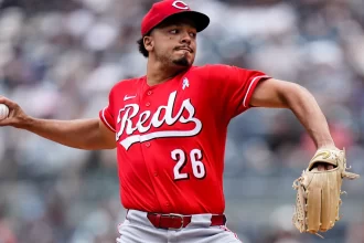 Burns frena a los Yankees y los Rojos se llevan el domingo en el Bronx