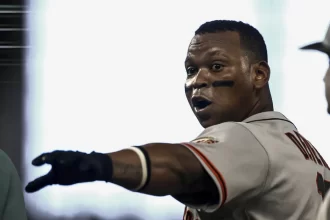 Devers regresa a la alineacion de los Gigantes tras disculparse con Vitello por el incidente del domingo