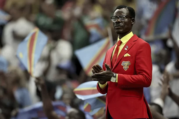 La estatua viviente de Lumumba debuta en el Mundial tras perderse dos partidos por cuarentena y problemas de visa