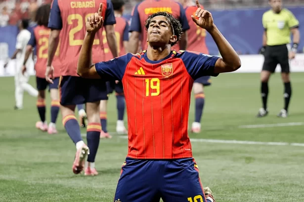 Lamine Yamal marca a los 10 minutos en su debut mundialista y Espana vence a Arabia Saudi 1 0