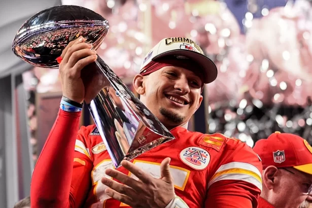 Mahomes firma extension de 504.75 millones y se convierte en el jugador mejor pagado de la NFL