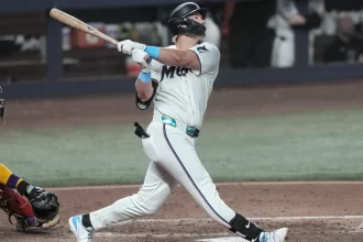 Marlins blanquean a los D backs con una cuarta entrada de seis carreras