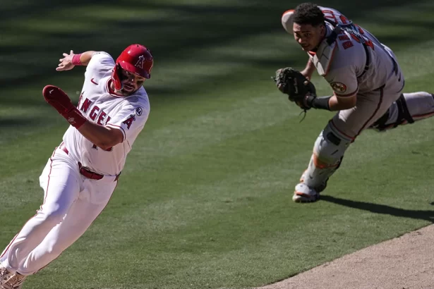OHoppe rompe el empate en la decima y los Angelinos voltean el juego
