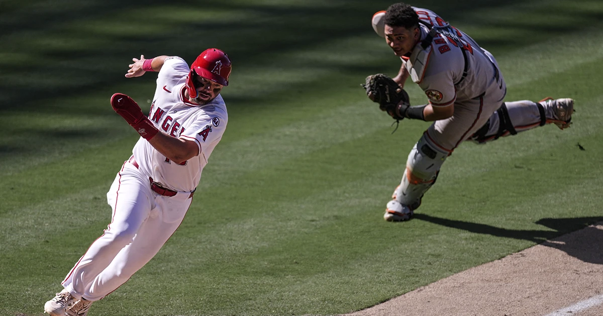OHoppe rompe el empate en la decima y los Angelinos voltean el juego