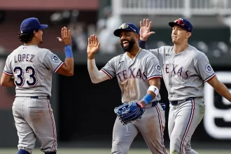 Rangers remontan en el Kauffman y empatan en .500 con dos victorias seguidas