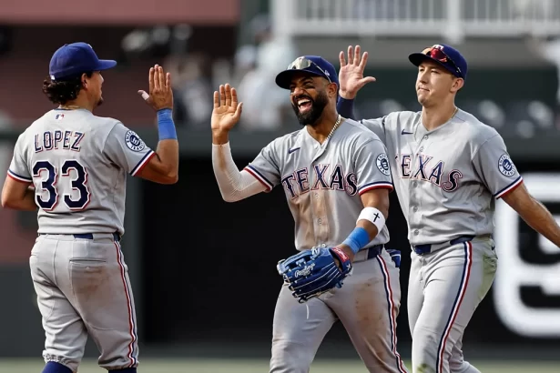 Rangers remontan en el Kauffman y empatan en .500 con dos victorias seguidas