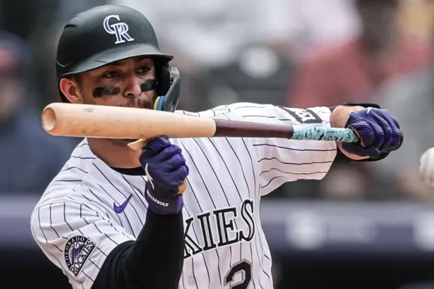 Rockies remontan tres carreras y dejan a los Medias Rojas sin respuesta en el Coors