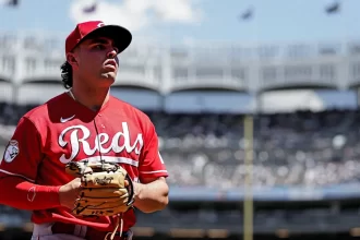 Sal Stewart remolca 6 y los Rojos humillan a los Yankees en su casa