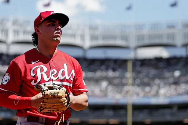 Sal Stewart remolca 6 y los Rojos humillan a los Yankees en su casa