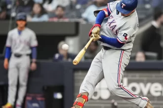 Tres jonrones de Texas silencian el Rogers Centre y hunden a Toronto