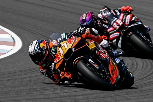 Un problema tecnico desde la vuelta uno acaba con Acosta en el Sprint de Brno