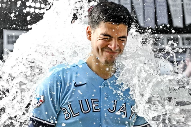 Valenzuela sentencia a los Filis con walk off en la novena
