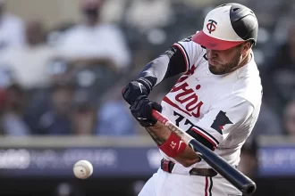 Caratini rompe el empate en la decimotercera y los Mellizos voltean a los Yankees