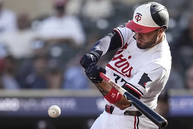 Caratini rompe el empate en la decimotercera y los Mellizos voltean a los Yankees