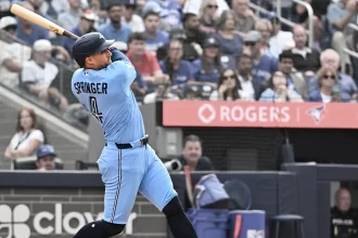 Toronto remonta con errores de Detroit y se acerca al comodin