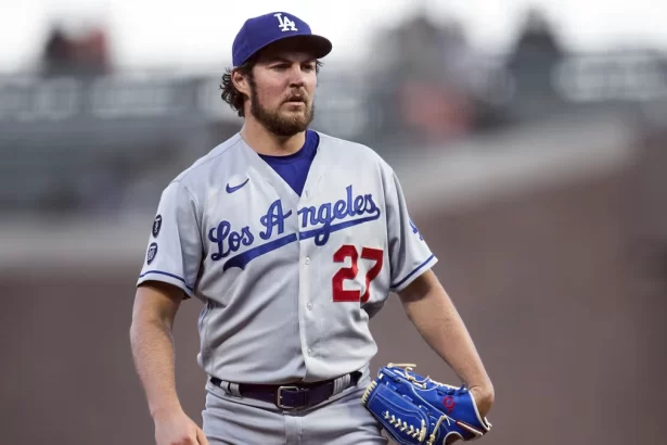 Trevor Bauer Cy Young 2020 ficha con las Estrellas de Oriente en la LIDOM