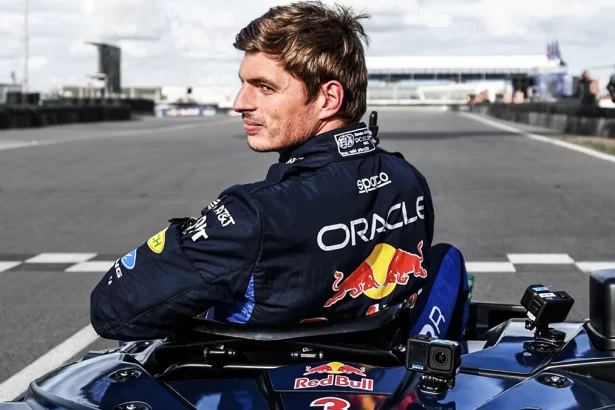 Verstappen adelanta 100 karts desde la ultima posicion y gana en 13 vueltas