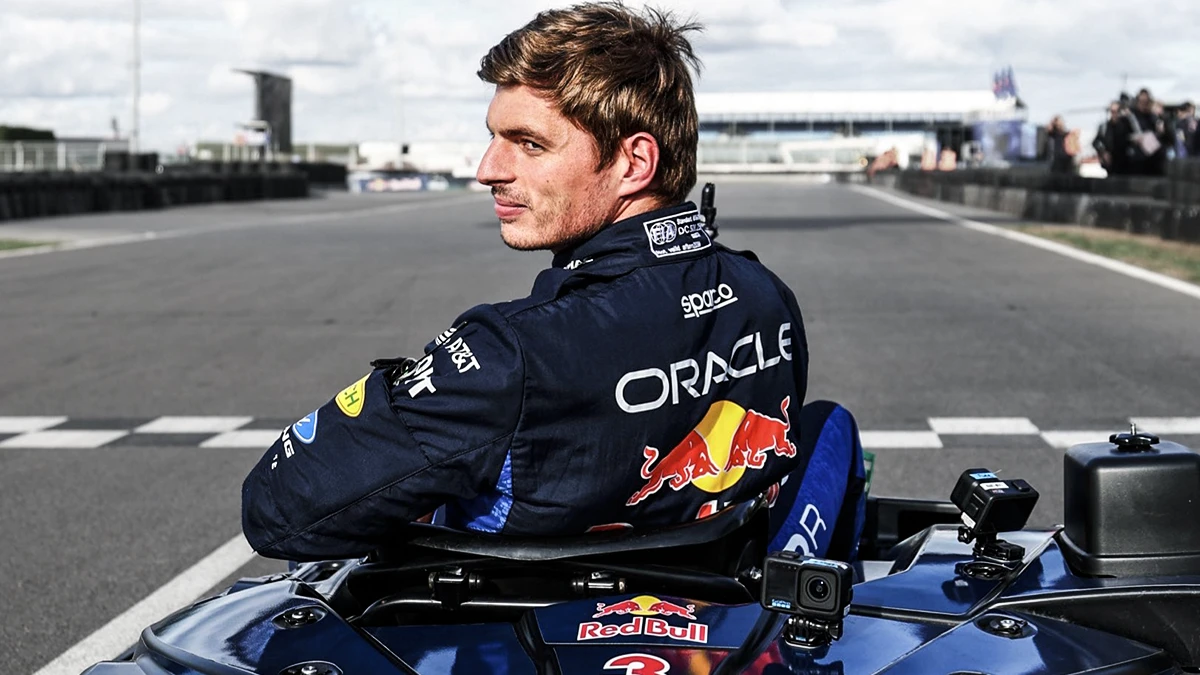 Verstappen adelanta 100 karts desde la ultima posicion y gana en 13 vueltas